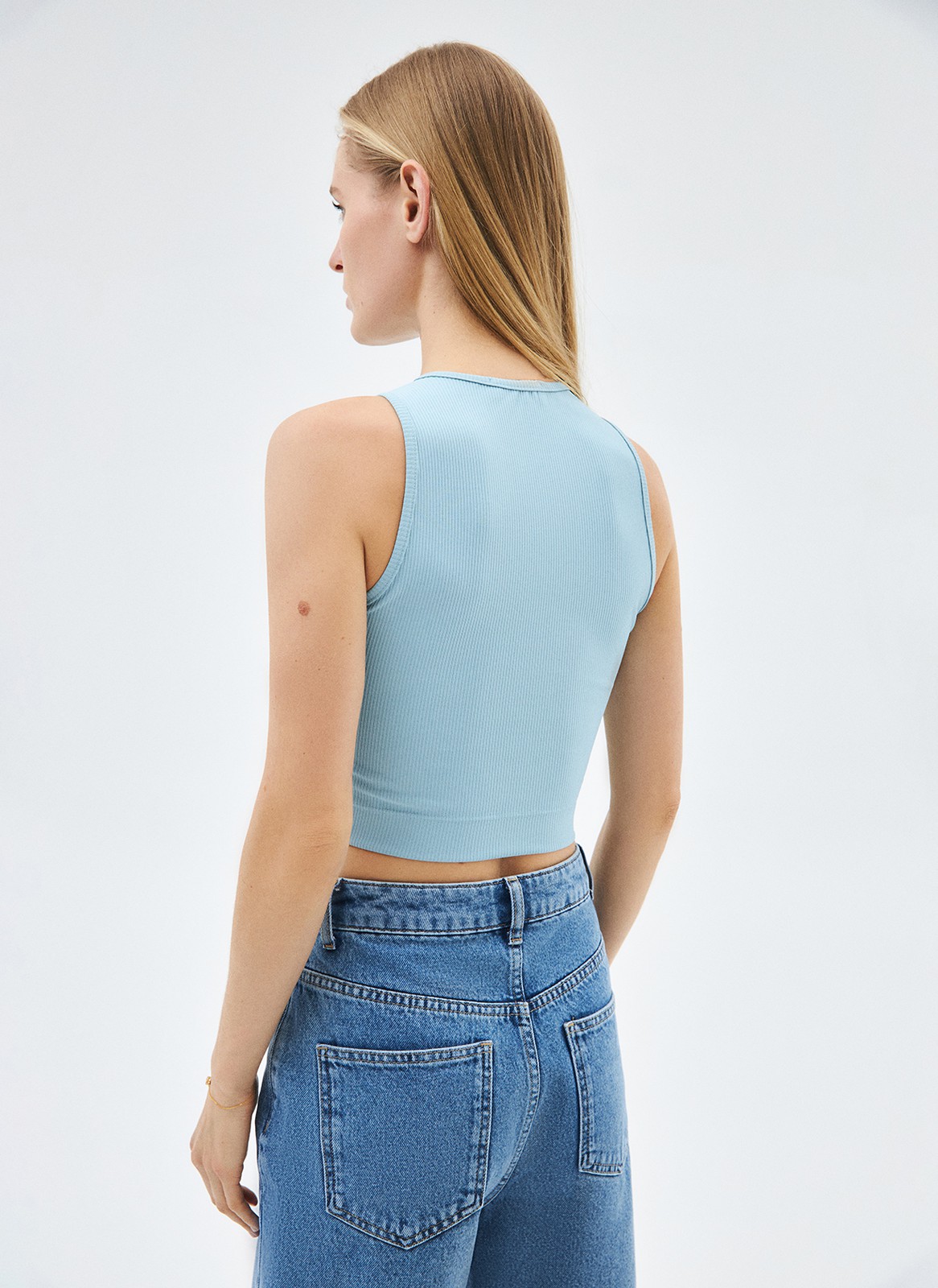 Топ укороченный, цвет: серо-голубой Allweneed
Укороченный топ из мягкого трикотажа. Круглая горловина и широкая пройма. Это базовая модель, которую мы обязательно возьмём с собой в отпуск. Рекомендуем сочетать с изделиями на высокой посадке.