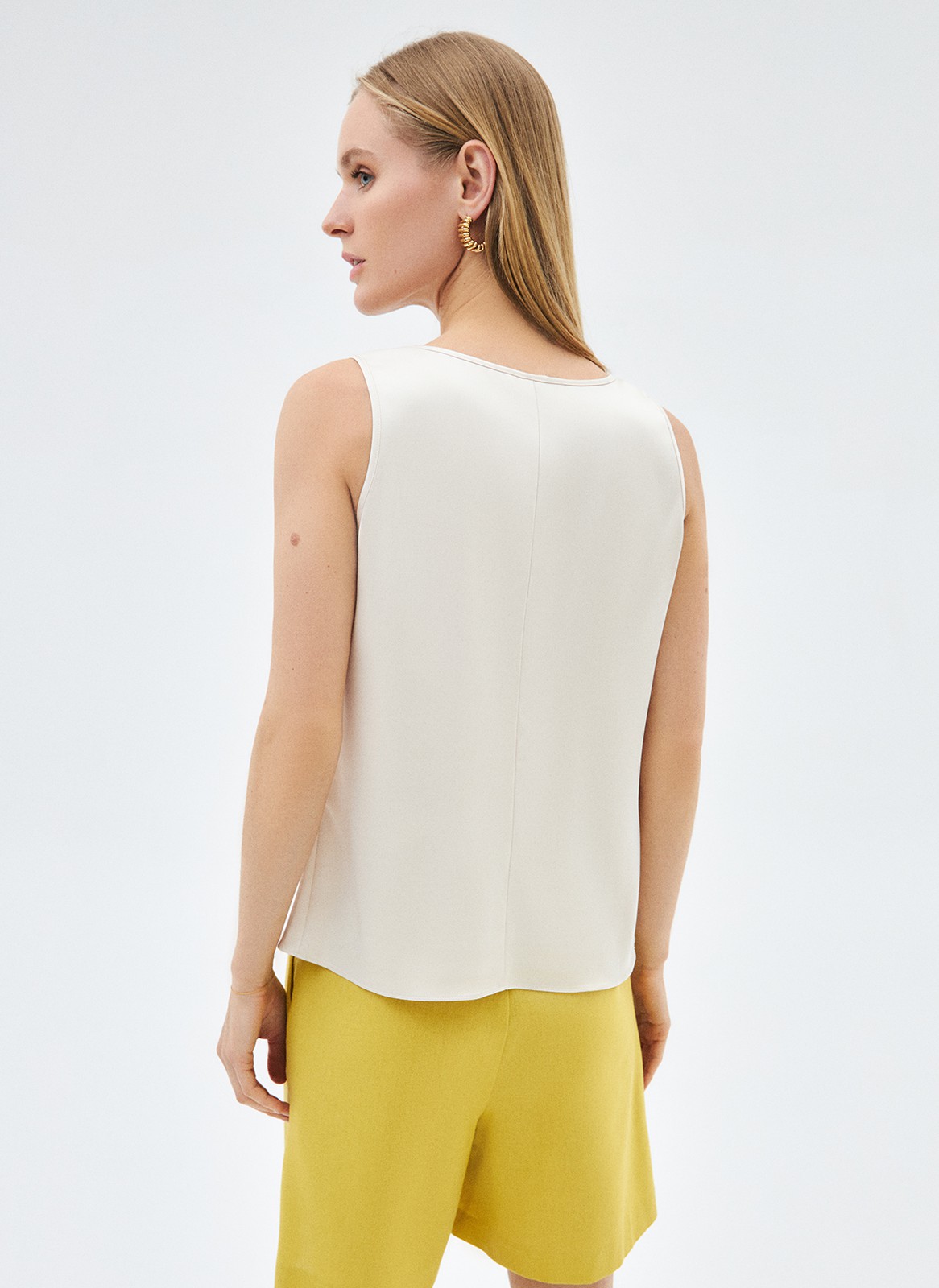 Топ на широких бретелях, цвет: молочный Allweneed
Топ на широких бретелях. Лаконичная модель. Мы тщательно выбирали ткань с правильной плотностью, чтобы изделие прослужило вам долго. Широкие бретели, округлый вырез и вытачки для идеальной посадки. Носите с джинсами, шортами или романтичными юбками.