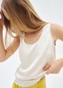 Топ на широких бретелях, цвет: молочный Allweneed
Топ на широких бретелях. Лаконичная модель. Мы тщательно выбирали ткань с правильной плотностью, чтобы изделие прослужило вам долго. Широкие бретели, округлый вырез и вытачки для идеальной посадки. Носите с джинсами, шортами или романтичными юбками.