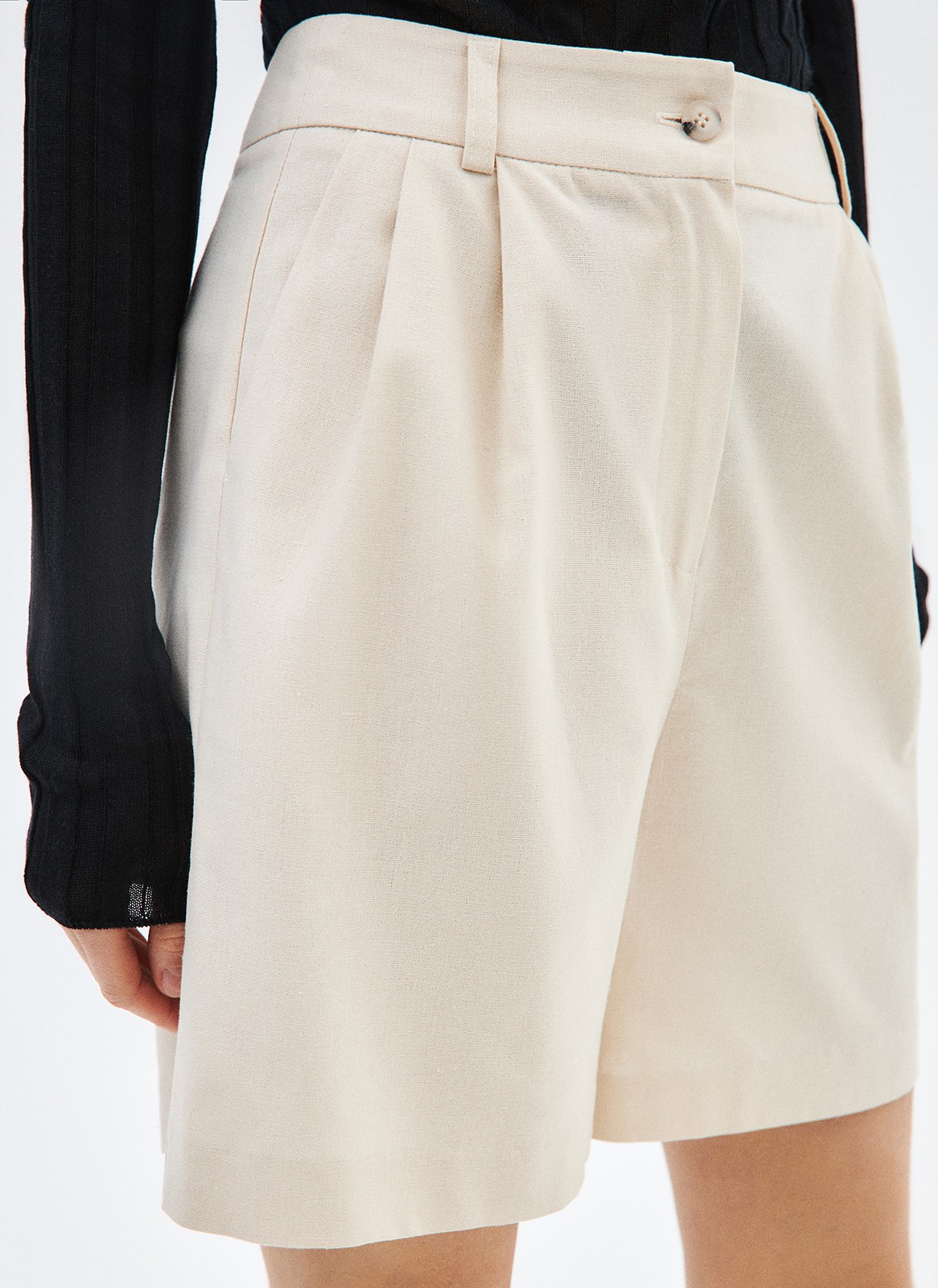 




Костюмные шорты изо льна охлаждающего материала, идеального для лета. Модель имеет застёжку на крупную пуговицу и молнию. Благодаря универсальной посадке на линии талии шорты хорошо смотрятся на любой фигуре. Носите их как альтернативу брюкам в жаркое время года.