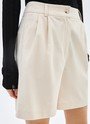 




Костюмные шорты изо льна охлаждающего материала, идеального для лета. Модель имеет застёжку на крупную пуговицу и молнию. Благодаря универсальной посадке на линии талии шорты хорошо смотрятся на любой фигуре. Носите их как альтернативу брюкам в жаркое время года.