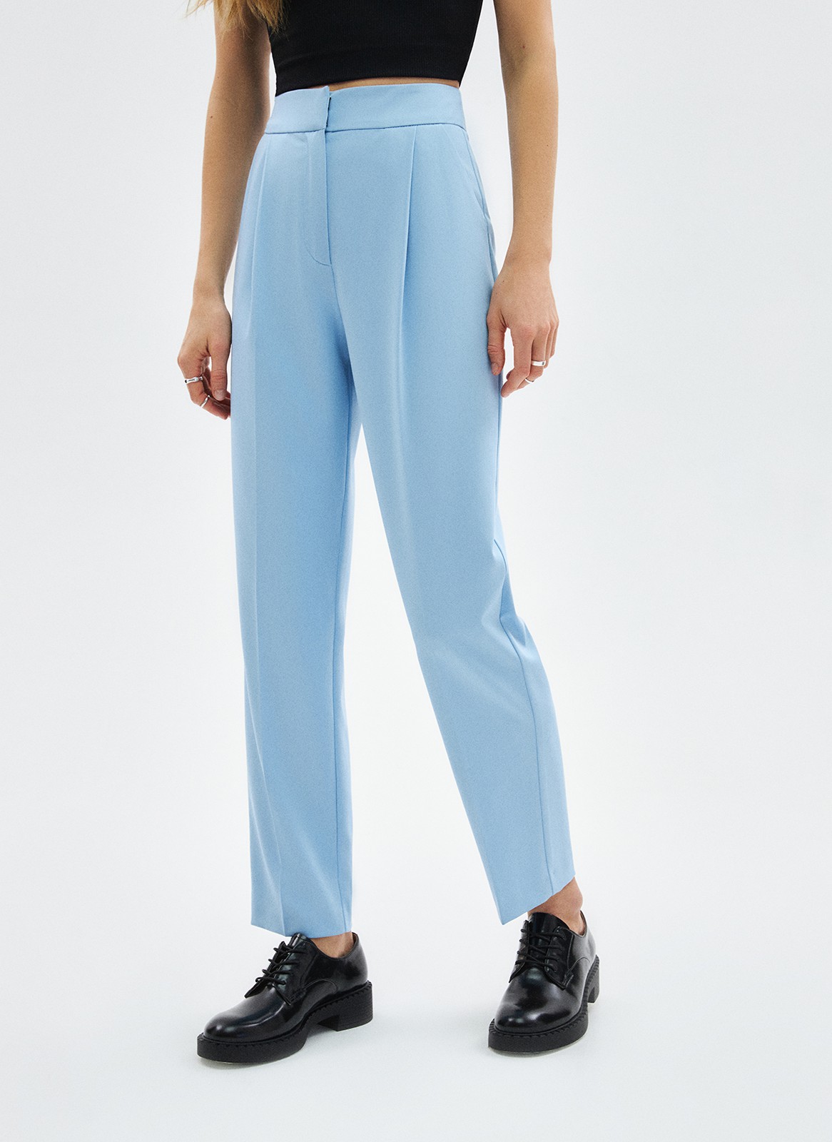Брюки укороченные зауженные к низу, цвет: голубой Allweneed
Зауженные брюки на средней посадке из костюмной ткани. Модель на складке и со стрелкой. Ткань хорошо держит форму, поэтому изделие долго сохраняет свой первоначальный вид. Два кармана с отрезным бочком и скрытая застёжка на молнии. Брюки умеренного, классического силуэта, которые легко сочетаются с жакетом. База для офиса, деловых встреч и просто для жизни.