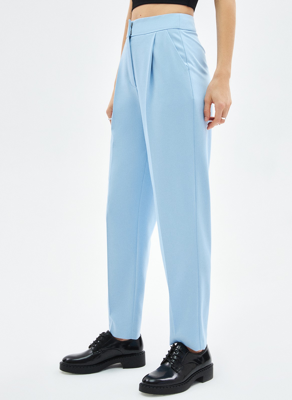 Брюки укороченные зауженные к низу, цвет: голубой Allweneed
Зауженные брюки на средней посадке из костюмной ткани. Модель на складке и со стрелкой. Ткань хорошо держит форму, поэтому изделие долго сохраняет свой первоначальный вид. Два кармана с отрезным бочком и скрытая застёжка на молнии. Брюки умеренного, классического силуэта, которые легко сочетаются с жакетом. База для офиса, деловых встреч и просто для жизни.