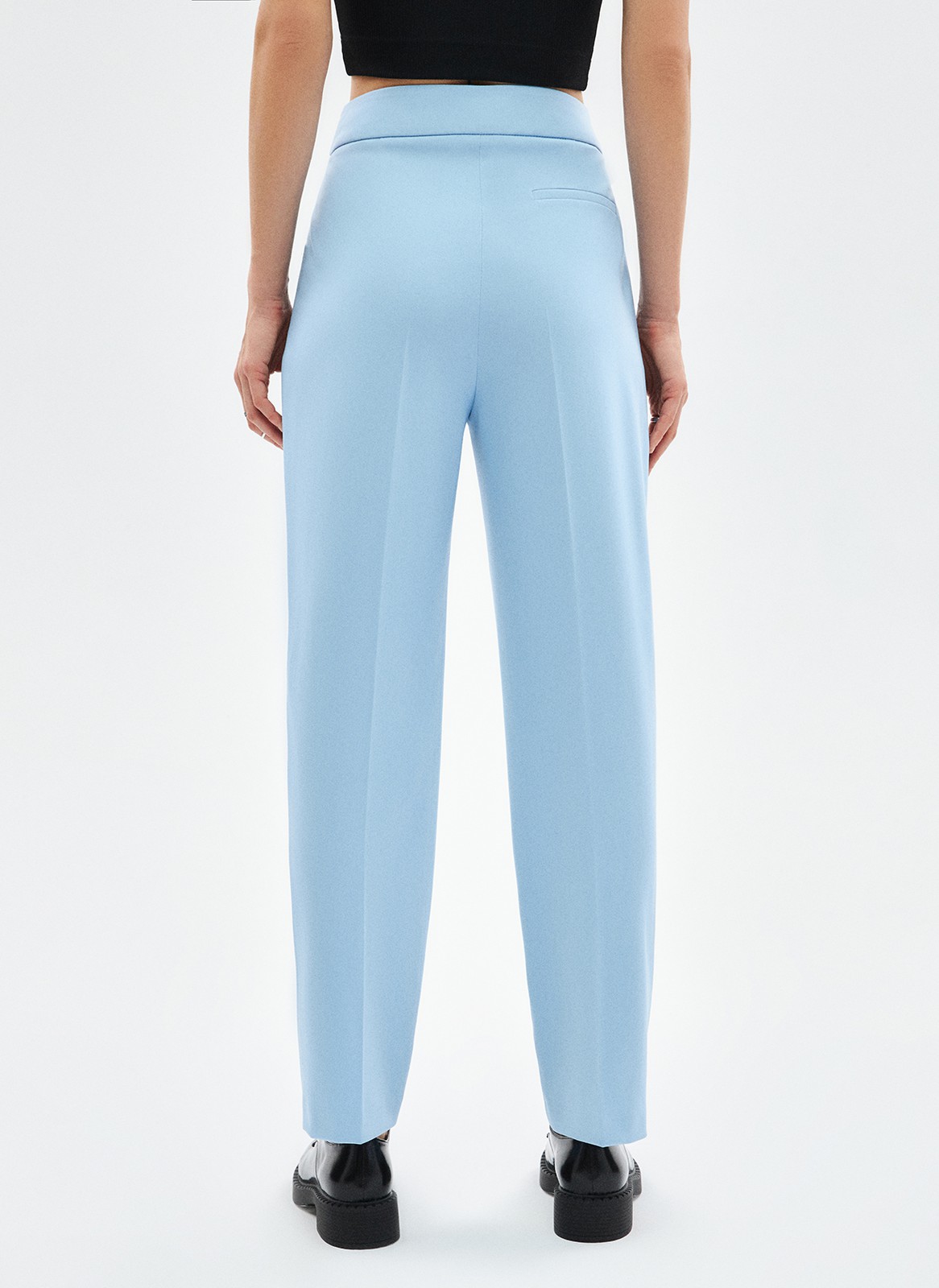 Брюки укороченные зауженные к низу, цвет: голубой Allweneed
Зауженные брюки на средней посадке из костюмной ткани. Модель на складке и со стрелкой. Ткань хорошо держит форму, поэтому изделие долго сохраняет свой первоначальный вид. Два кармана с отрезным бочком и скрытая застёжка на молнии. Брюки умеренного, классического силуэта, которые легко сочетаются с жакетом. База для офиса, деловых встреч и просто для жизни.