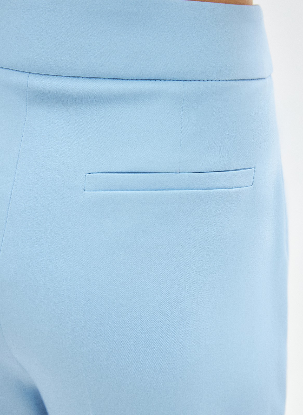 Брюки укороченные зауженные к низу, цвет: голубой Allweneed
Зауженные брюки на средней посадке из костюмной ткани. Модель на складке и со стрелкой. Ткань хорошо держит форму, поэтому изделие долго сохраняет свой первоначальный вид. Два кармана с отрезным бочком и скрытая застёжка на молнии. Брюки умеренного, классического силуэта, которые легко сочетаются с жакетом. База для офиса, деловых встреч и просто для жизни.