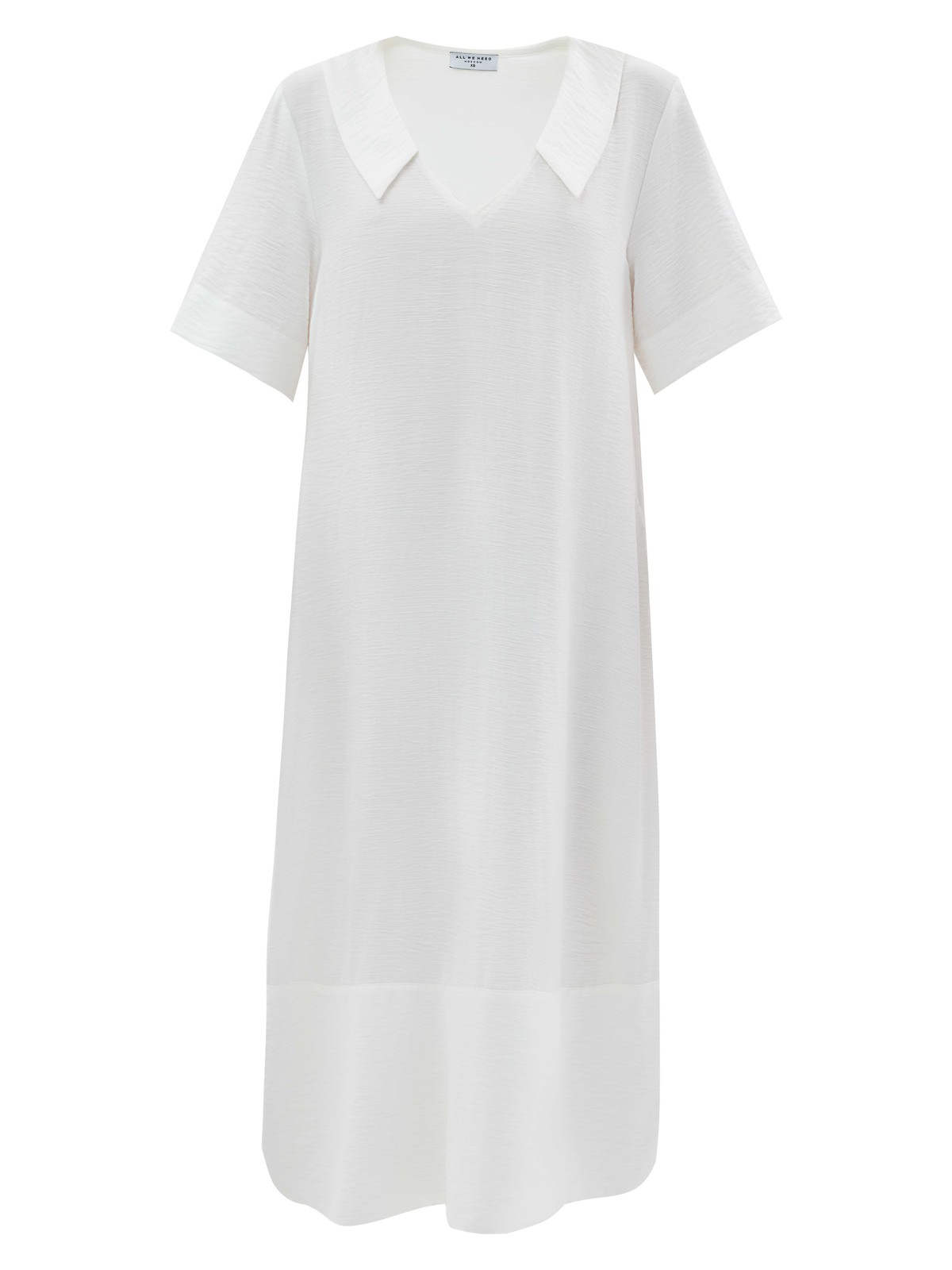 Платье объемное миди с воротником, цвет: молочный Allweneed Объёмное платье длины миди. Модель с отложным воротником и короткими широкими рукавами. V-образный вырез подчёркивает красоту зоны декольте и ключиц. На платье внизу есть отрезная деталь, которая помогает сохранить объём юбки. Мы добавили к платью дополнительно пояс, чтобы можно было сделать акцент на талии. Приятная к телу фактура. Сочетайте модель с любимым ботинками, туфлями или с босоножками в жаркое время.