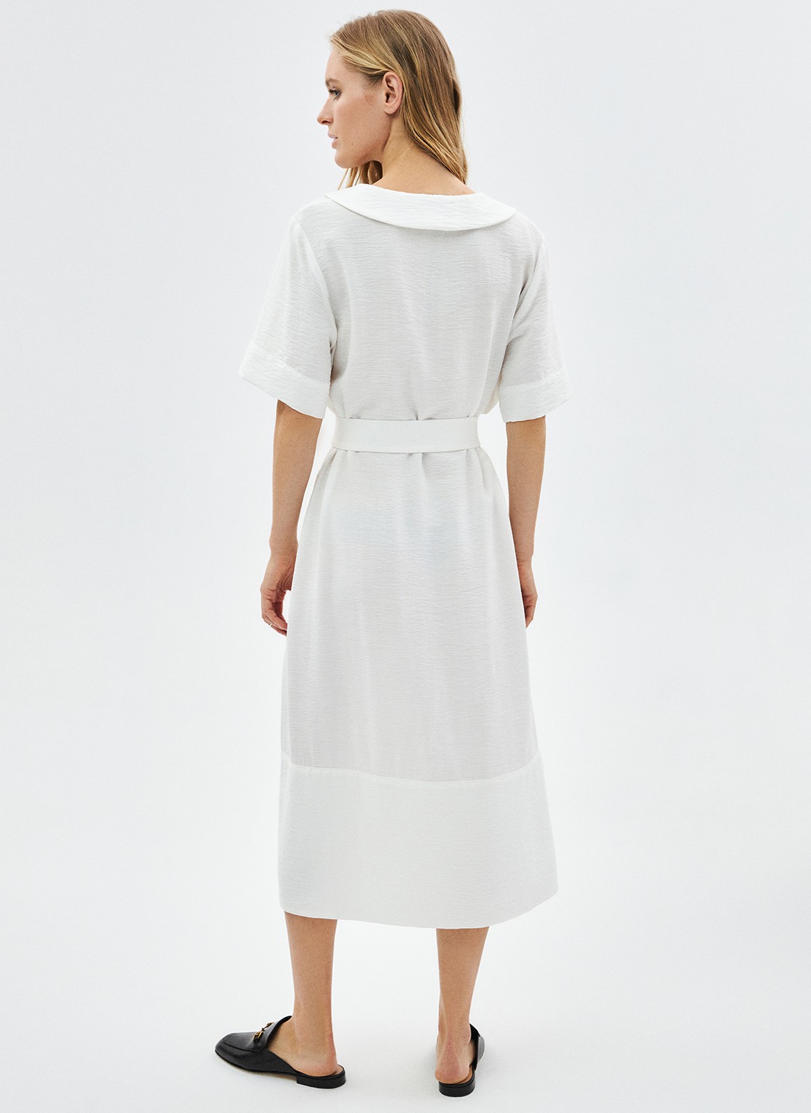 Платье объемное миди с воротником, цвет: молочный Allweneed Объёмное платье длины миди. Модель с отложным воротником и короткими широкими рукавами. V-образный вырез подчёркивает красоту зоны декольте и ключиц. На платье внизу есть отрезная деталь, которая помогает сохранить объём юбки. Мы добавили к платью дополнительно пояс, чтобы можно было сделать акцент на талии. Приятная к телу фактура. Сочетайте модель с любимым ботинками, туфлями или с босоножками в жаркое время.