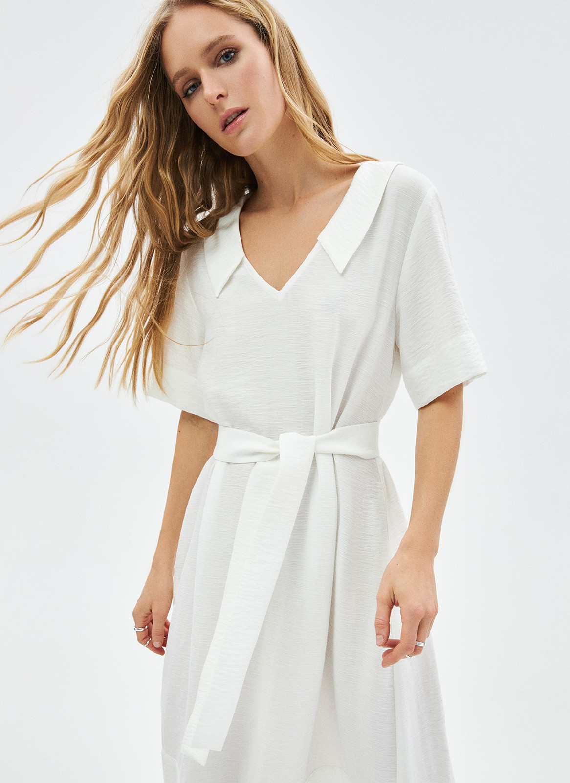 Платье объемное миди с воротником, цвет: молочный Allweneed Объёмное платье длины миди. Модель с отложным воротником и короткими широкими рукавами. V-образный вырез подчёркивает красоту зоны декольте и ключиц. На платье внизу есть отрезная деталь, которая помогает сохранить объём юбки. Мы добавили к платью дополнительно пояс, чтобы можно было сделать акцент на талии. Приятная к телу фактура. Сочетайте модель с любимым ботинками, туфлями или с босоножками в жаркое время.