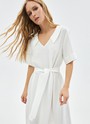 Платье объемное миди с воротником, цвет: молочный Allweneed Объёмное платье длины миди. Модель с отложным воротником и короткими широкими рукавами. V-образный вырез подчёркивает красоту зоны декольте и ключиц. На платье внизу есть отрезная деталь, которая помогает сохранить объём юбки. Мы добавили к платью дополнительно пояс, чтобы можно было сделать акцент на талии. Приятная к телу фактура. Сочетайте модель с любимым ботинками, туфлями или с босоножками в жаркое время.
