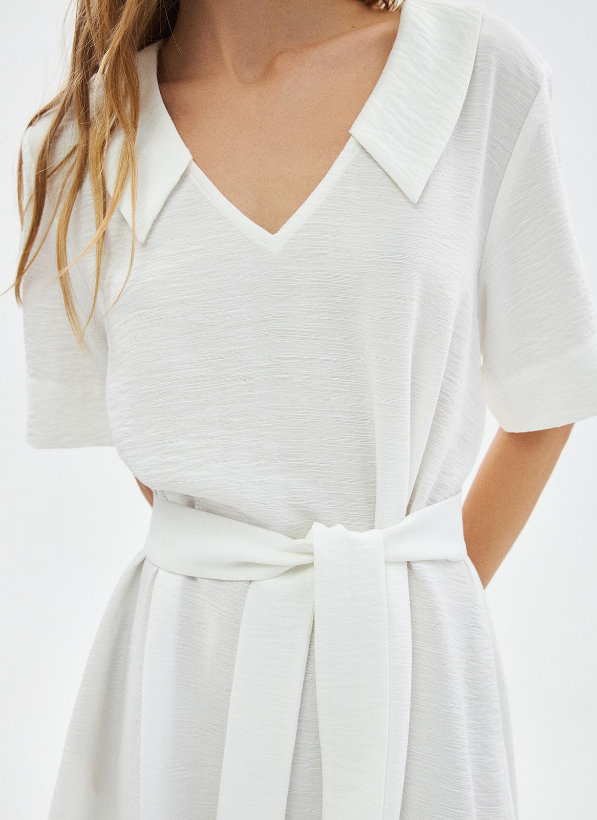 Платье объемное миди с воротником, цвет: молочный Allweneed Объёмное платье длины миди. Модель с отложным воротником и короткими широкими рукавами. V-образный вырез подчёркивает красоту зоны декольте и ключиц. На платье внизу есть отрезная деталь, которая помогает сохранить объём юбки. Мы добавили к платью дополнительно пояс, чтобы можно было сделать акцент на талии. Приятная к телу фактура. Сочетайте модель с любимым ботинками, туфлями или с босоножками в жаркое время.