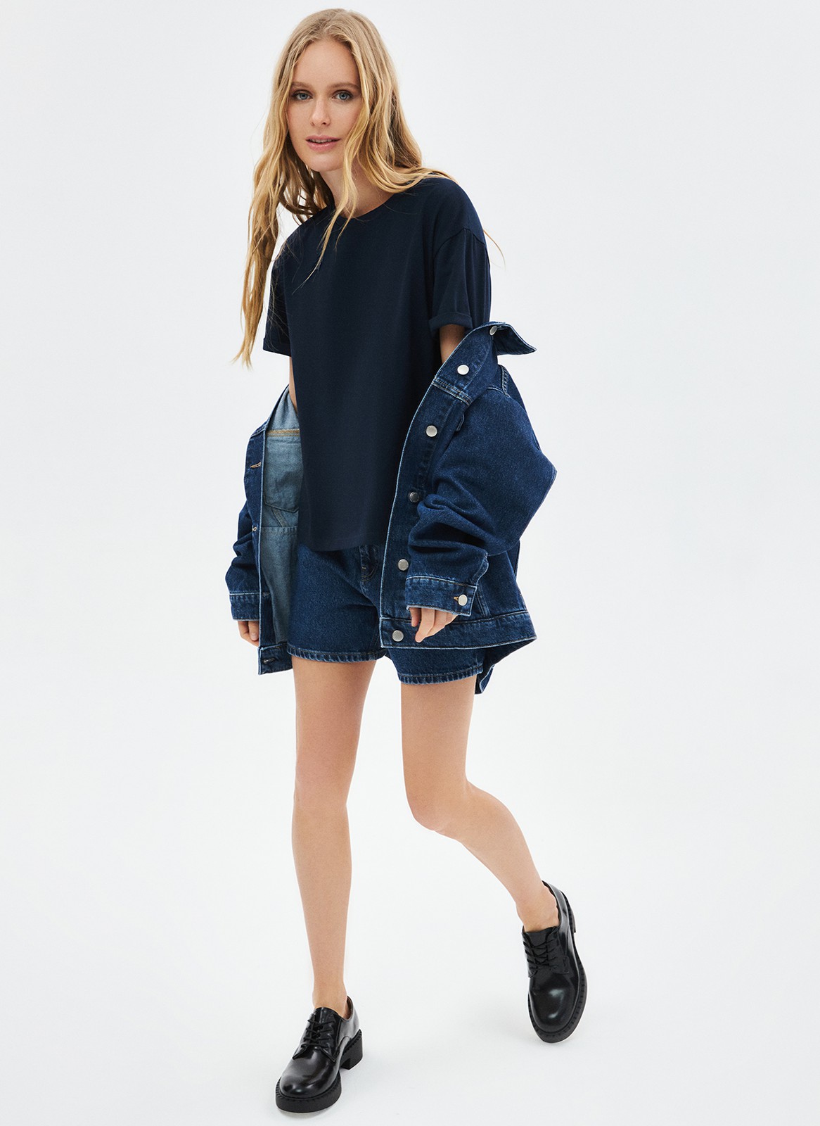 Футболка в стиле boyfriend, цвет: темно-синий Allweneed
Футболка из эластичного и мягкого хлопка. Модель свободного кроя со спущенным плечом. Благодаря хлопку в футболке комфортно целый день. Носите с джинсами, юбками и брюками.