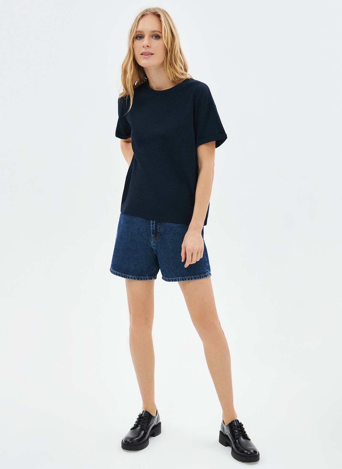 Футболка в стиле boyfriend, цвет: темно-синий Allweneed
Футболка из эластичного и мягкого хлопка. Модель свободного кроя со спущенным плечом. Благодаря хлопку в футболке комфортно целый день. Носите с джинсами, юбками и брюками.