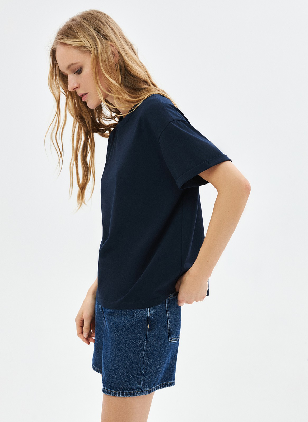 Футболка в стиле boyfriend, цвет: темно-синий Allweneed
Футболка из эластичного и мягкого хлопка. Модель свободного кроя со спущенным плечом. Благодаря хлопку в футболке комфортно целый день. Носите с джинсами, юбками и брюками.