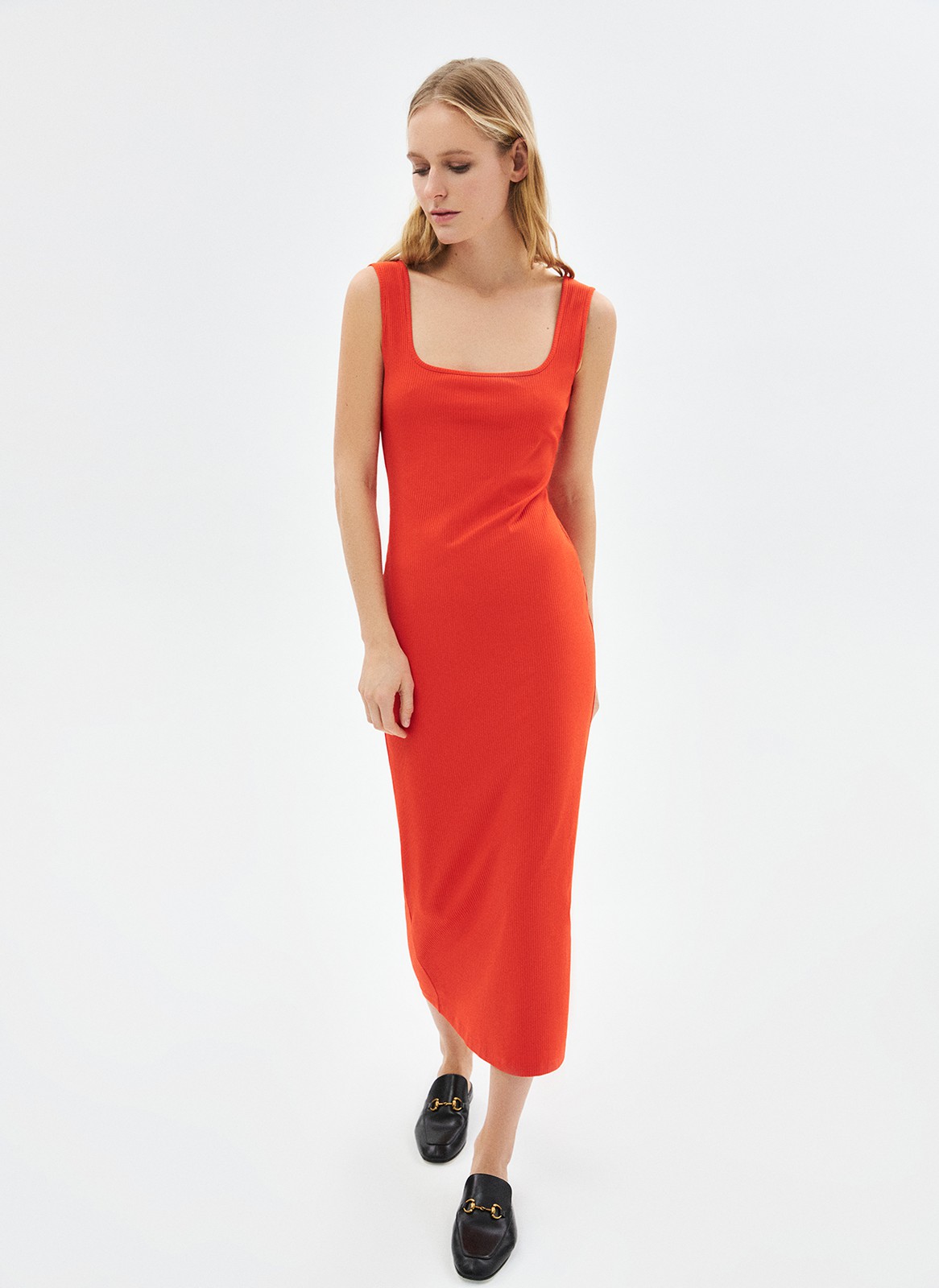 Платье миди, цвет: ОРАНЖЕВЫЙ Allweneed
Платье длины миди с квадратным вырезом и широкими бретелями. Приятная, слегка эластичная и фактурная ткань. Модель красиво облегает фигуру и подчёркивает женственные изгибы. Благодаря лаконичному актуальному крою платье легко интегрировать в офисный гардероб и в образы на каждый день. Отличный вариант, чтобы накинуть джинсовую куртку, взять холодный кофе и позвать подругу на прогулку в выходные.