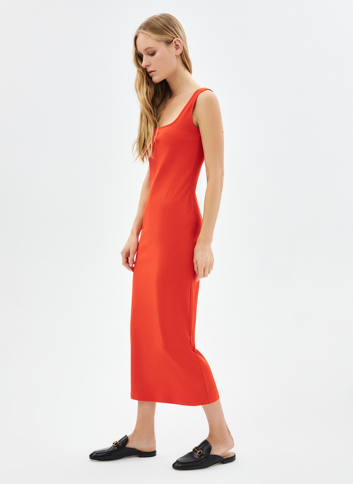 Платье миди, цвет: ОРАНЖЕВЫЙ Allweneed
Платье длины миди с квадратным вырезом и широкими бретелями. Приятная, слегка эластичная и фактурная ткань. Модель красиво облегает фигуру и подчёркивает женственные изгибы. Благодаря лаконичному актуальному крою платье легко интегрировать в офисный гардероб и в образы на каждый день. Отличный вариант, чтобы накинуть джинсовую куртку, взять холодный кофе и позвать подругу на прогулку в выходные.