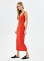 Платье миди, цвет: ОРАНЖЕВЫЙ Allweneed
Платье длины миди с квадратным вырезом и широкими бретелями. Приятная, слегка эластичная и фактурная ткань. Модель красиво облегает фигуру и подчёркивает женственные изгибы. Благодаря лаконичному актуальному крою платье легко интегрировать в офисный гардероб и в образы на каждый день. Отличный вариант, чтобы накинуть джинсовую куртку, взять холодный кофе и позвать подругу на прогулку в выходные.