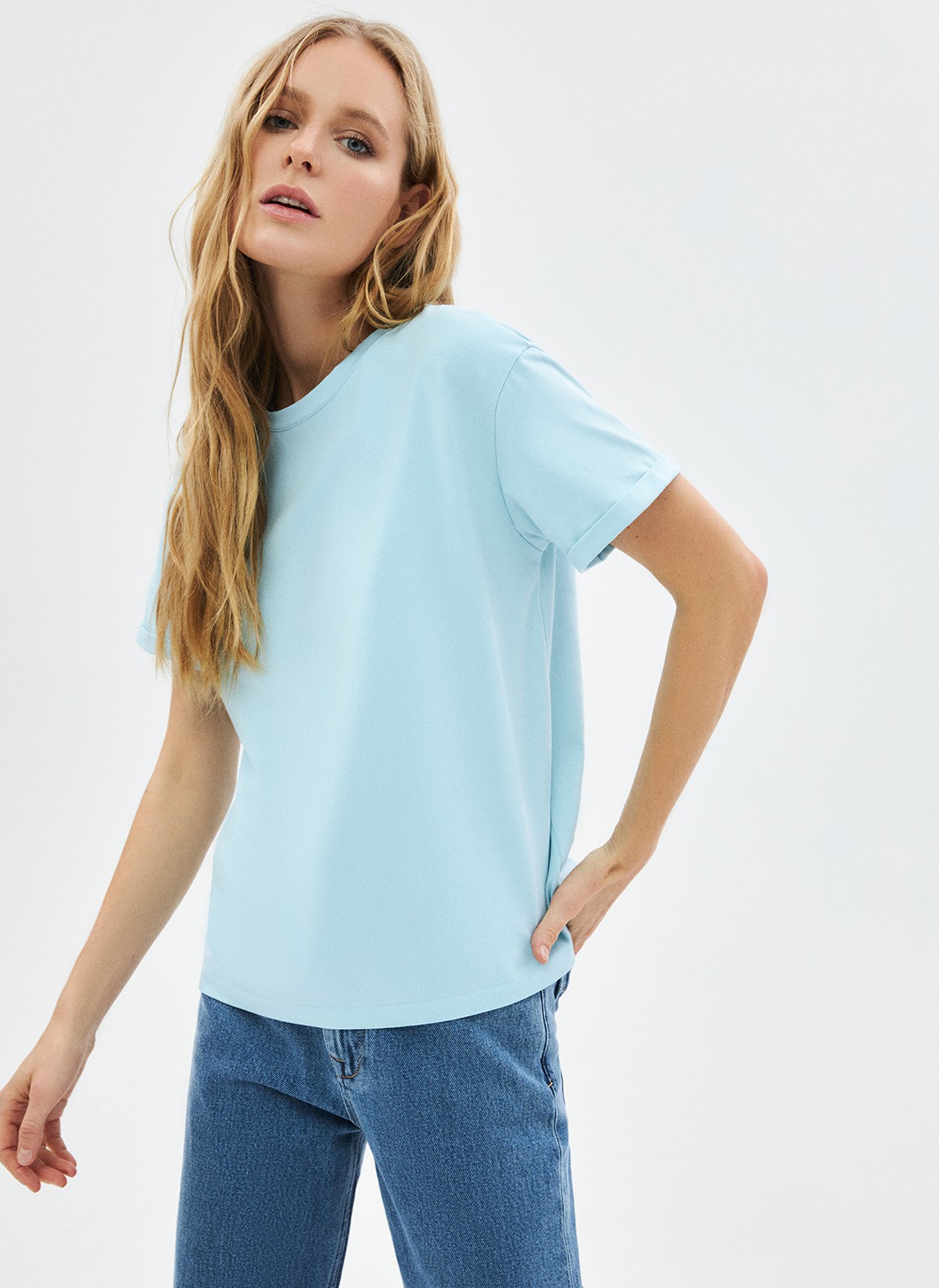 


Футболка из эластичного и мягкого хлопка. Модель свободного кроя со спущенным плечом. Благодаря хлопку в футболке комфортно целый день. Носите с джинсами, юбками и брюками.