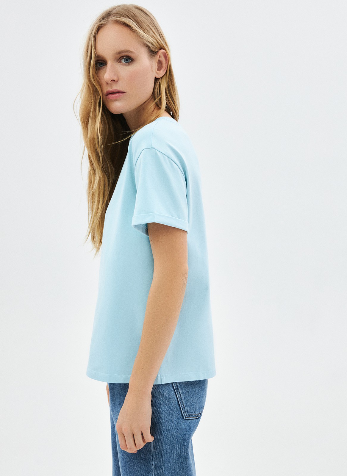 


Футболка из эластичного и мягкого хлопка. Модель свободного кроя со спущенным плечом. Благодаря хлопку в футболке комфортно целый день. Носите с джинсами, юбками и брюками.