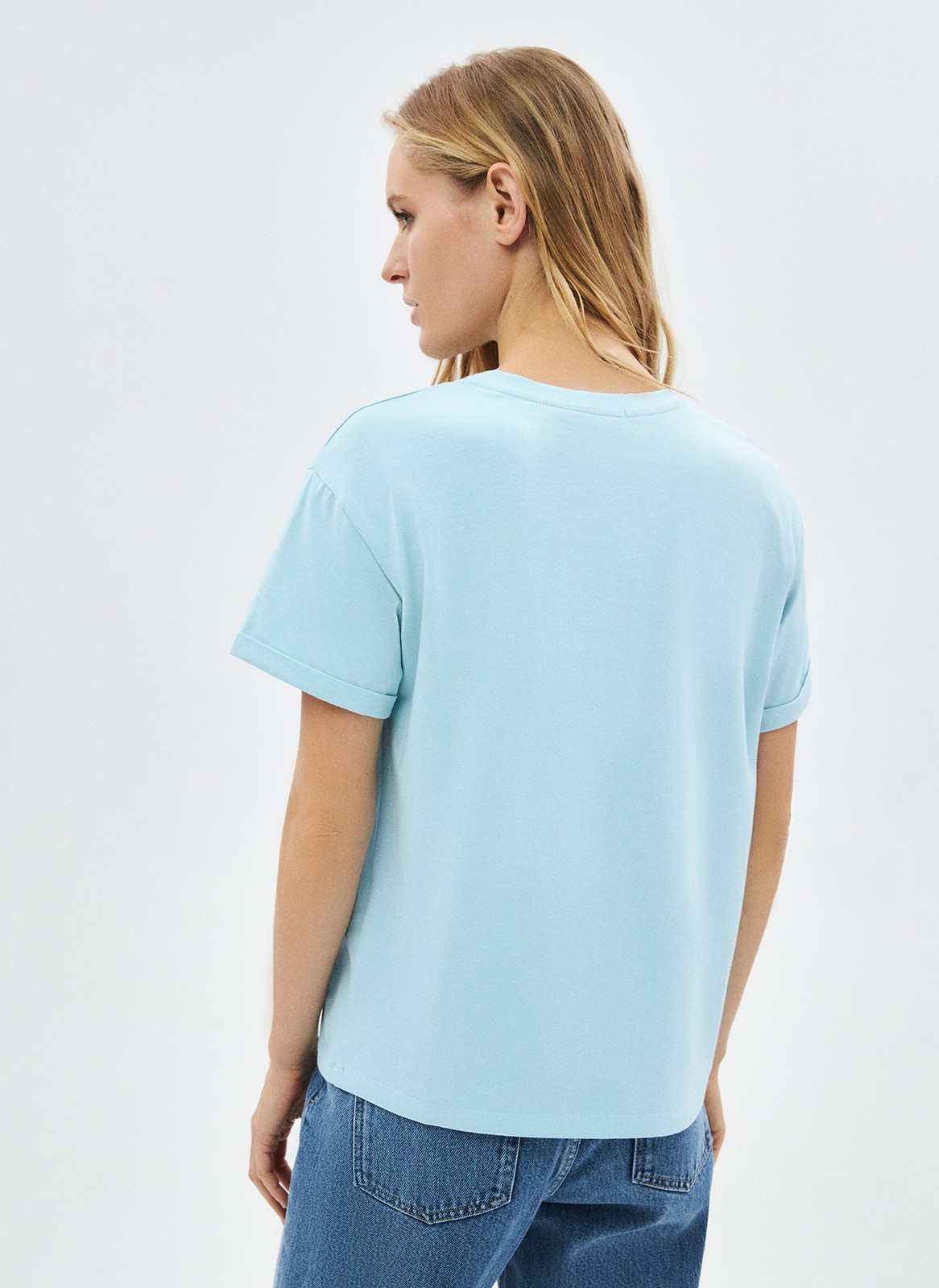 


Футболка из эластичного и мягкого хлопка. Модель свободного кроя со спущенным плечом. Благодаря хлопку в футболке комфортно целый день. Носите с джинсами, юбками и брюками.