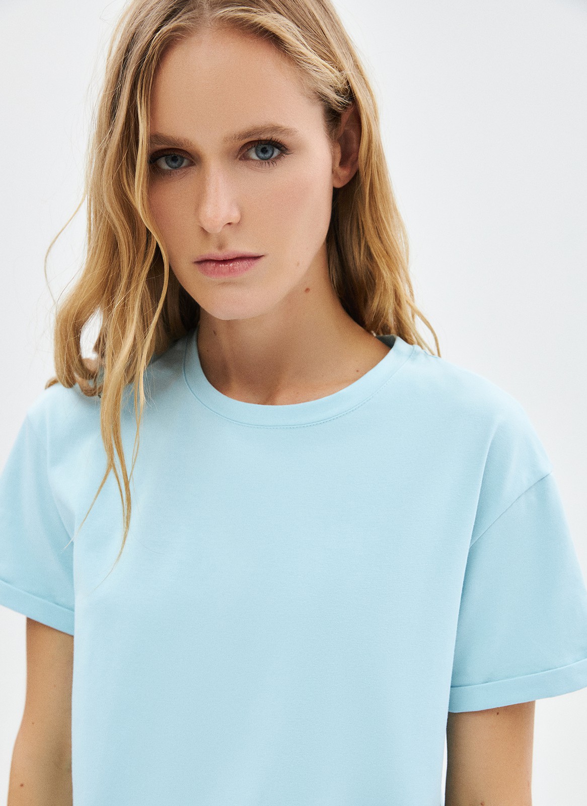 


Футболка из эластичного и мягкого хлопка. Модель свободного кроя со спущенным плечом. Благодаря хлопку в футболке комфортно целый день. Носите с джинсами, юбками и брюками.