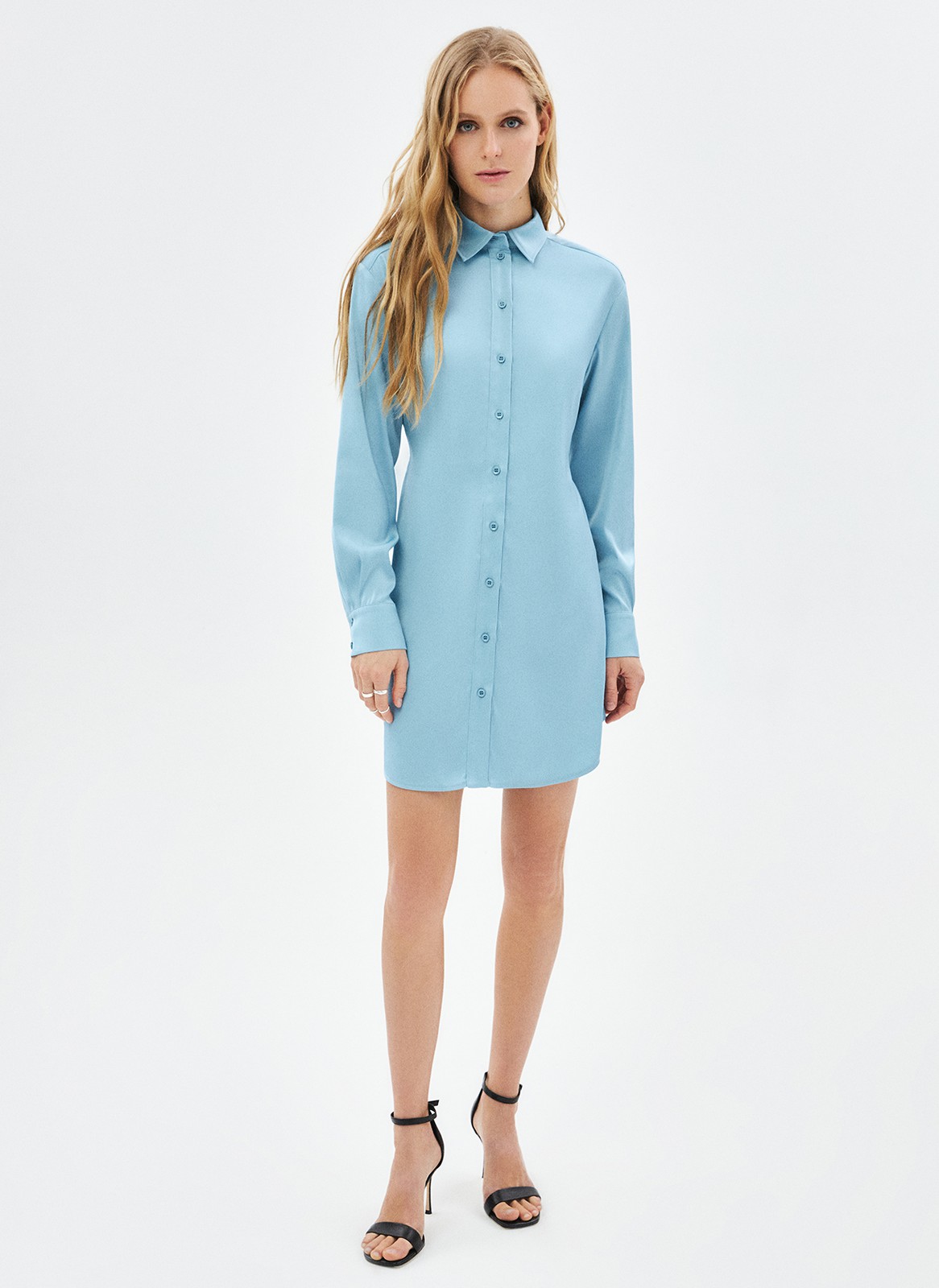 Платье-рубашка мини, цвет: серо-голубой Allweneed Лёгкое платье-рубашка длины мини из гладкой слегка просвечивающей ткани. Застёжка на пуговицы, манжеты и классический отложной воротник. Важная деталь пояс-завязка для игры с фасоном. Ткань нежно касается кожи и обеспечивает комфорт. Мы выбрали два нежных оттенков для модели: сливочно-молочный и голубой. В раннюю весну носите с грубыми ботинками или сапогами, в тёплое время сочетайте со спортивными сандалиями или босоножками. И помните про актуальную комбинацию платья с брюками эта модель идеально подходит для такой стилизации.