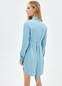 Платье-рубашка мини, цвет: серо-голубой Allweneed Лёгкое платье-рубашка длины мини из гладкой слегка просвечивающей ткани. Застёжка на пуговицы, манжеты и классический отложной воротник. Важная деталь пояс-завязка для игры с фасоном. Ткань нежно касается кожи и обеспечивает комфорт. Мы выбрали два нежных оттенков для модели: сливочно-молочный и голубой. В раннюю весну носите с грубыми ботинками или сапогами, в тёплое время сочетайте со спортивными сандалиями или босоножками. И помните про актуальную комбинацию платья с брюками эта модель идеально подходит для такой стилизации.