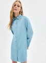 Платье-рубашка мини, цвет: серо-голубой Allweneed Лёгкое платье-рубашка длины мини из гладкой слегка просвечивающей ткани. Застёжка на пуговицы, манжеты и классический отложной воротник. Важная деталь пояс-завязка для игры с фасоном. Ткань нежно касается кожи и обеспечивает комфорт. Мы выбрали два нежных оттенков для модели: сливочно-молочный и голубой. В раннюю весну носите с грубыми ботинками или сапогами, в тёплое время сочетайте со спортивными сандалиями или босоножками. И помните про актуальную комбинацию платья с брюками эта модель идеально подходит для такой стилизации.
