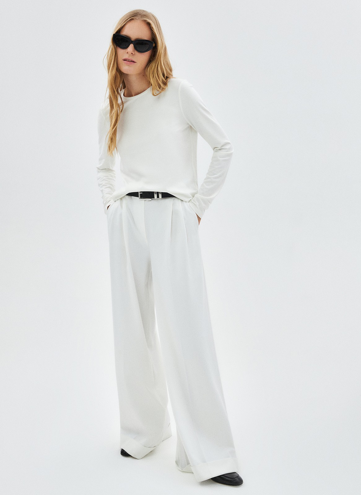 


Лонгслив из хлопкового полотна. Пластичная, но не слишком плотная модель. Круглая горловина обработана бейкой из основной ткани. Втачные рукава формируют правильную линию плеч. Эта базовая модель с длинными рукавами будет хорошо смотреться и со свободным жакетом, и самостоятельно.