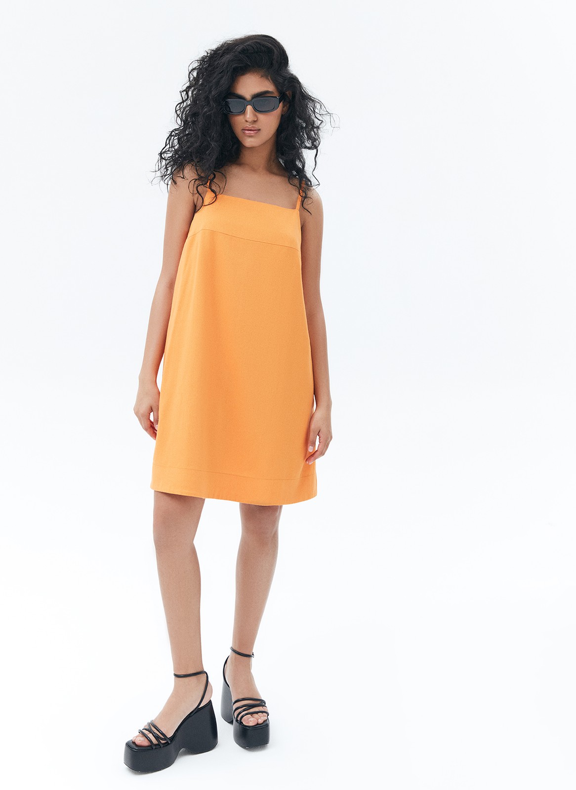 Платье мини колокол изо льна, цвет: ОРАНЖЕВЫЙ Allweneed
Платье-колокол изо льна на тонких бретелях. Вытачка спереди для лучшей посадки по фигуре. Бретели можно регулировать. Модель имеет два кармана и фиксирующую эластичную ленточку на спине. Это лёгкое платье отлично подойдёт для тёплого дня на побережье.
