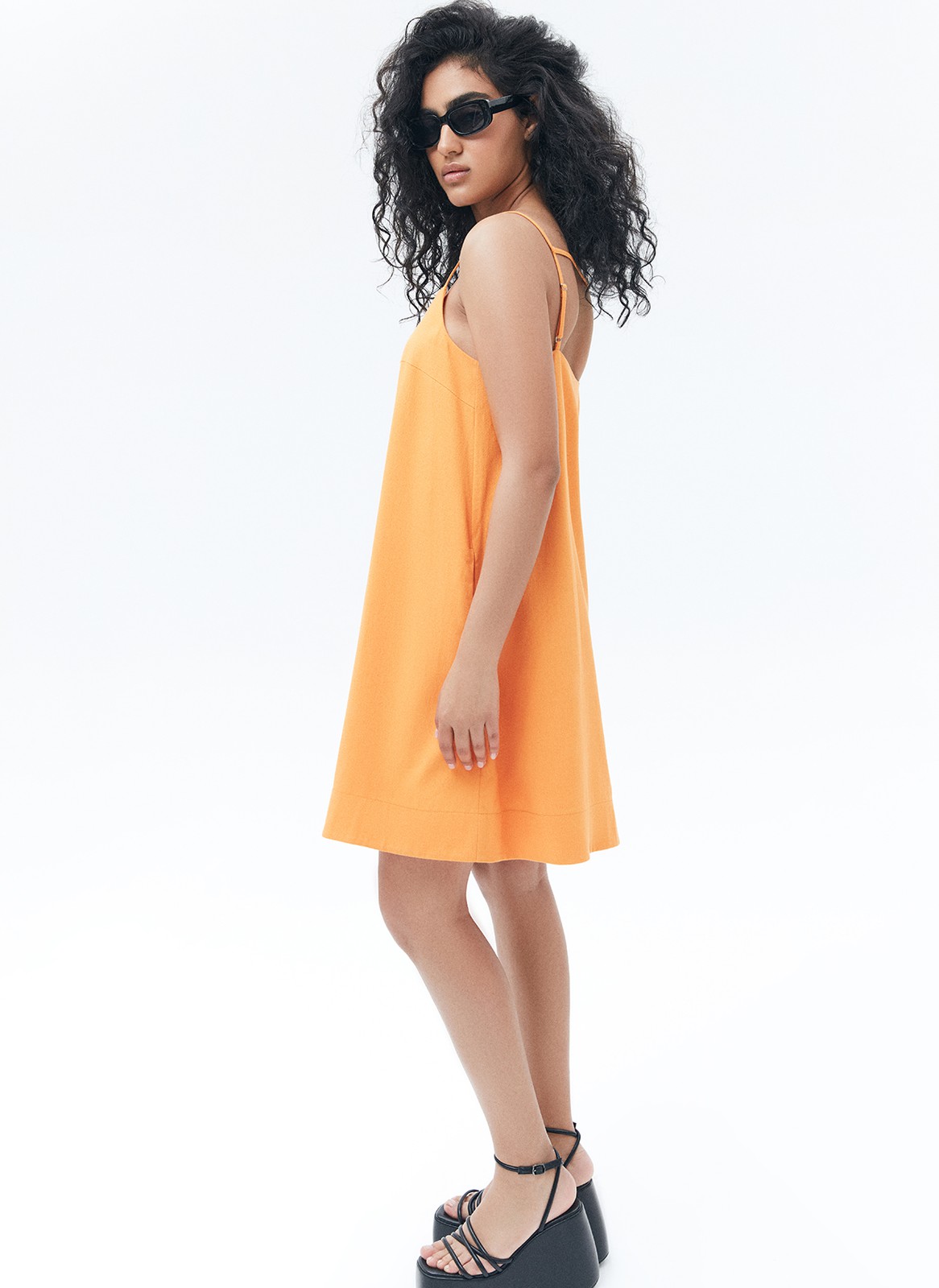 Платье мини колокол изо льна, цвет: ОРАНЖЕВЫЙ Allweneed
Платье-колокол изо льна на тонких бретелях. Вытачка спереди для лучшей посадки по фигуре. Бретели можно регулировать. Модель имеет два кармана и фиксирующую эластичную ленточку на спине. Это лёгкое платье отлично подойдёт для тёплого дня на побережье.
