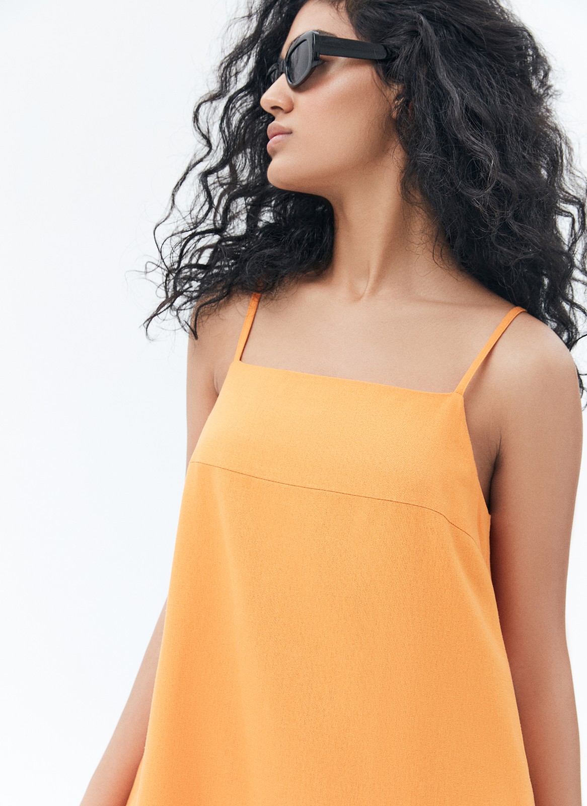 Платье мини колокол изо льна, цвет: ОРАНЖЕВЫЙ Allweneed
Платье-колокол изо льна на тонких бретелях. Вытачка спереди для лучшей посадки по фигуре. Бретели можно регулировать. Модель имеет два кармана и фиксирующую эластичную ленточку на спине. Это лёгкое платье отлично подойдёт для тёплого дня на побережье.