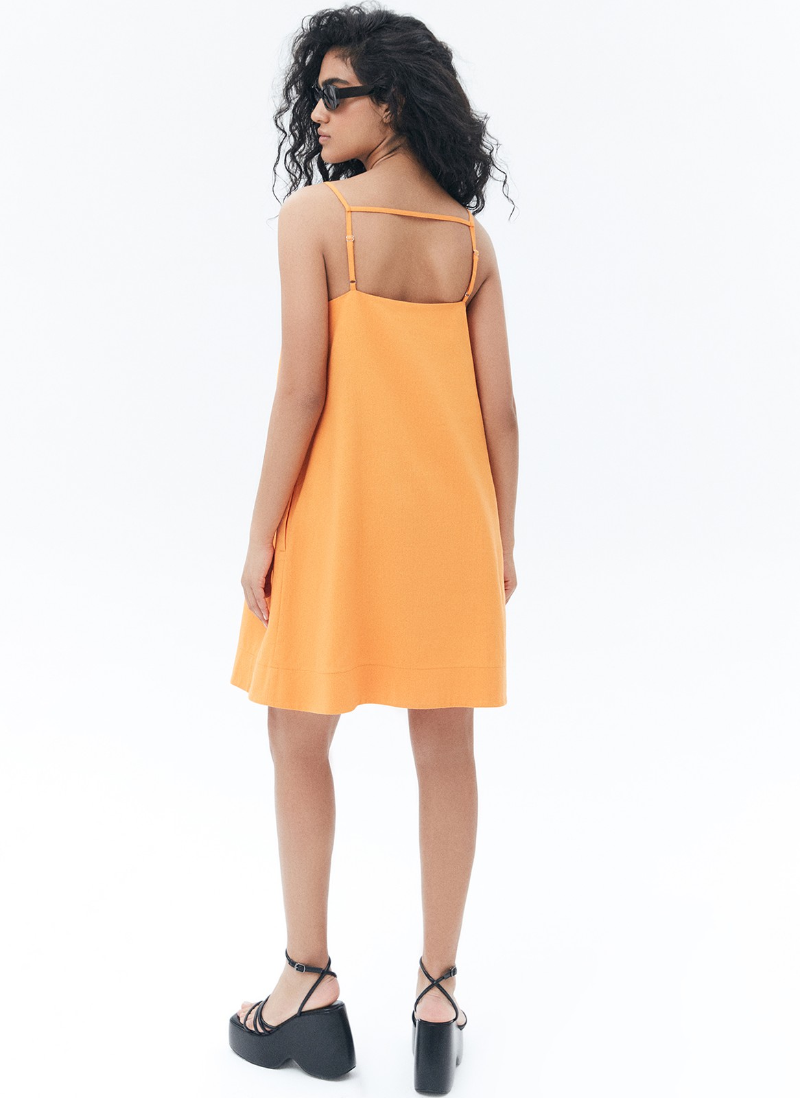 Платье мини колокол изо льна, цвет: ОРАНЖЕВЫЙ Allweneed
Платье-колокол изо льна на тонких бретелях. Вытачка спереди для лучшей посадки по фигуре. Бретели можно регулировать. Модель имеет два кармана и фиксирующую эластичную ленточку на спине. Это лёгкое платье отлично подойдёт для тёплого дня на побережье.