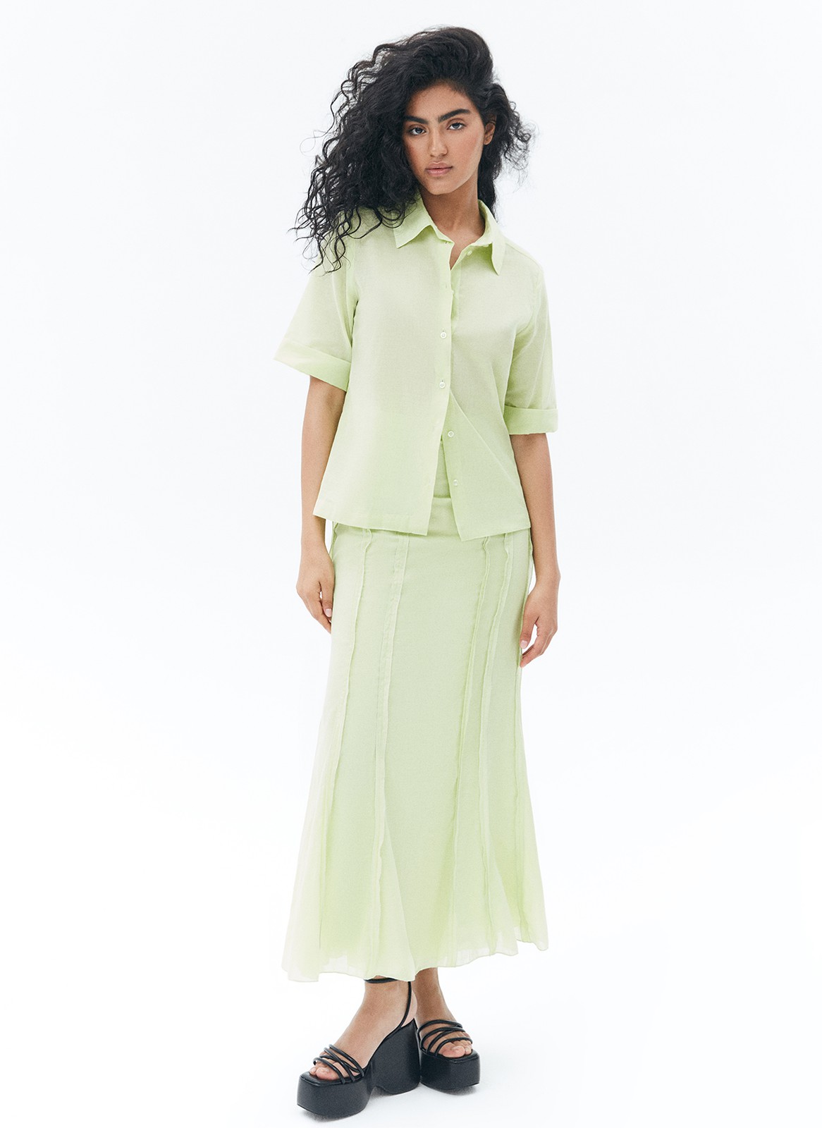 Рубашка с коротким рукавом, цвет: Лайм Allweneed
Лёгкая рубашка с коротким рукавом. Планка на пуговицах и отложной воротник. Модель имеет эффект закатанных рукавов, поэтому она смотрится более расслабленно, чем классическая рубашка. Мы выполнили изделие из приятной к телу ткани, в которой будет комфортно даже летом. Носите комплектом с юбкой длины миди.