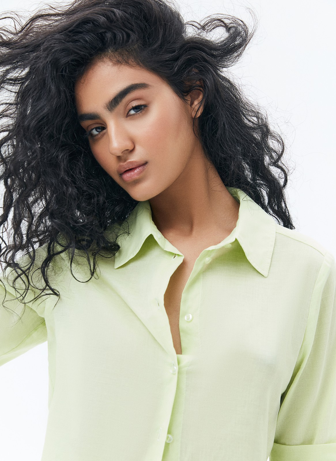 Рубашка с коротким рукавом, цвет: Лайм Allweneed
Лёгкая рубашка с коротким рукавом. Планка на пуговицах и отложной воротник. Модель имеет эффект закатанных рукавов, поэтому она смотрится более расслабленно, чем классическая рубашка. Мы выполнили изделие из приятной к телу ткани, в которой будет комфортно даже летом. Носите комплектом с юбкой длины миди.