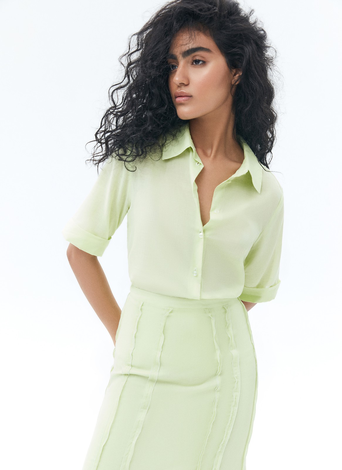 Рубашка с коротким рукавом, цвет: Лайм Allweneed
Лёгкая рубашка с коротким рукавом. Планка на пуговицах и отложной воротник. Модель имеет эффект закатанных рукавов, поэтому она смотрится более расслабленно, чем классическая рубашка. Мы выполнили изделие из приятной к телу ткани, в которой будет комфортно даже летом. Носите комплектом с юбкой длины миди.