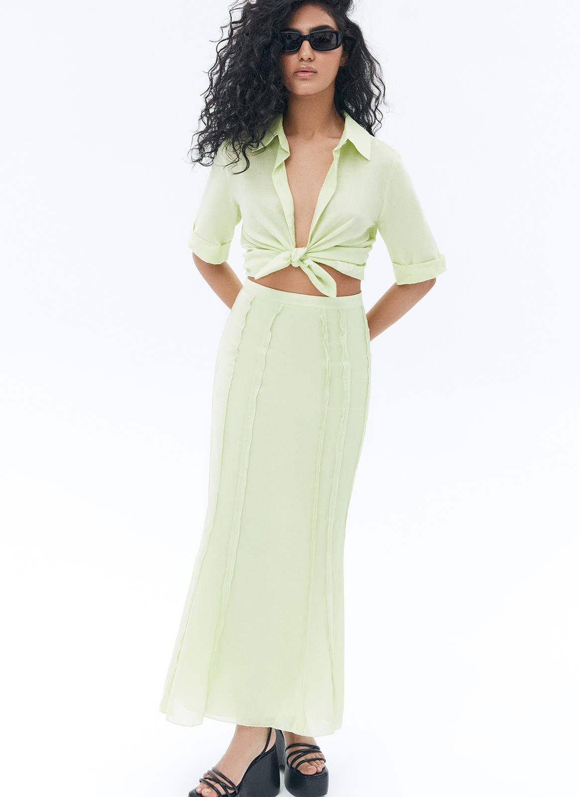 Юбка миди с асимметричными клиньями, цвет: Лайм Allweneed
Юбка длины миди с посадкой на талии. Модель с зауженной линией бедра и расклешенным низом для чувственного и женственного силуэта. Скрытая застёжка на молнию. Мы добавили кантики в качестве декоративных элементов. Модель выполнена из лёгкой, но при этом формоустойчивой ткани. Мы уже представили, как наденем эту юбку с рубашкой на работу, а с шёлковым топом в отпуск.