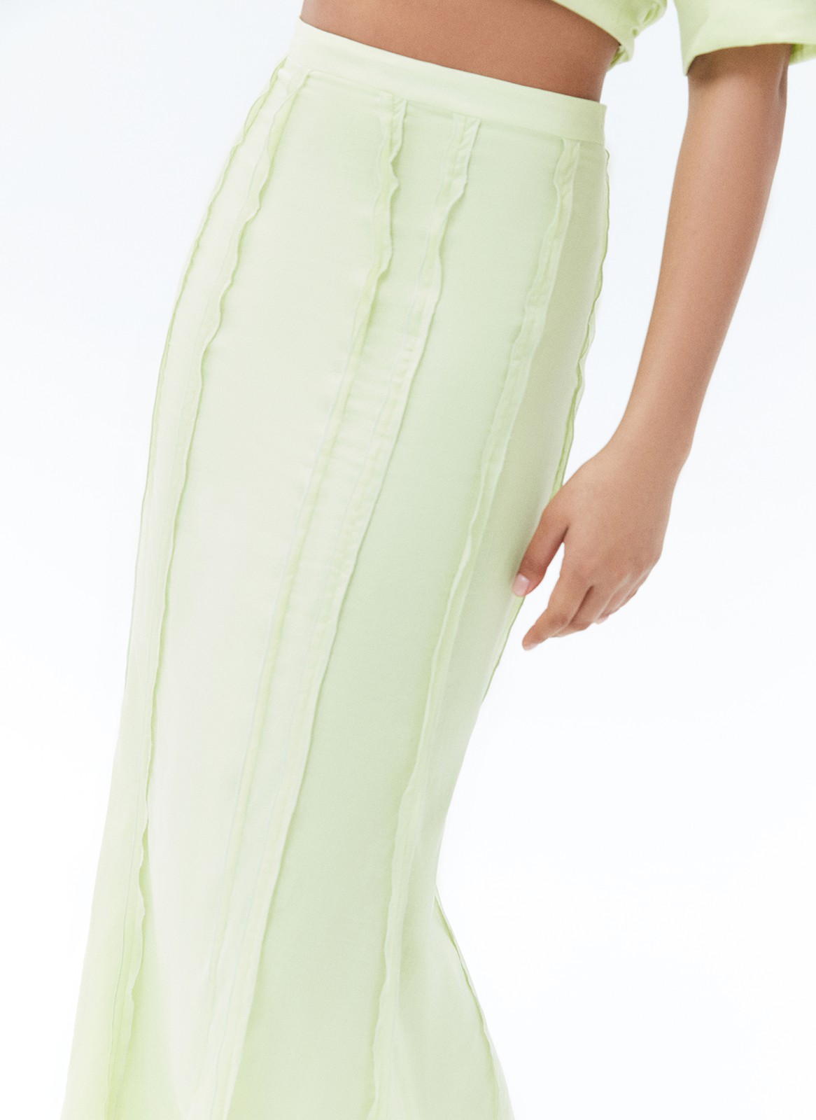 Юбка миди с асимметричными клиньями, цвет: Лайм Allweneed
Юбка длины миди с посадкой на талии. Модель с зауженной линией бедра и расклешенным низом для чувственного и женственного силуэта. Скрытая застёжка на молнию. Мы добавили кантики в качестве декоративных элементов. Модель выполнена из лёгкой, но при этом формоустойчивой ткани. Мы уже представили, как наденем эту юбку с рубашкой на работу, а с шёлковым топом в отпуск.