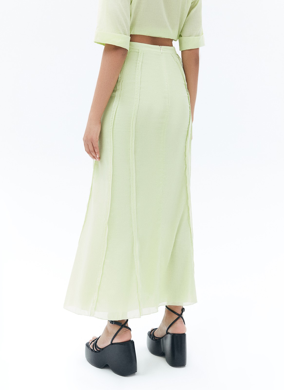 Юбка миди с асимметричными клиньями, цвет: Лайм Allweneed
Юбка длины миди с посадкой на талии. Модель с зауженной линией бедра и расклешенным низом для чувственного и женственного силуэта. Скрытая застёжка на молнию. Мы добавили кантики в качестве декоративных элементов. Модель выполнена из лёгкой, но при этом формоустойчивой ткани. Мы уже представили, как наденем эту юбку с рубашкой на работу, а с шёлковым топом в отпуск.
