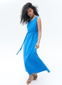 Платье миди с карманами, цвет: синий Allweneed
Платье длины миди с карманами. Лаконичная модель с округлым вырезом и широкими бретелями. Фасон в меру свободный и не слишком облегает, не сковывает движения и приятно касается тела во время прогулки в жару. Можно завязать пояс и подчеркнуть талию. Носите с летней обувью: изящными босоножками и балетками в городе или сандалиями на плоской подошве где-нибудь на берегу моря.