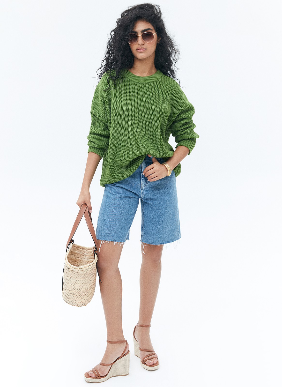 Свитер oversize, цвет: зеленый Allweneed Хлопковый свитер крупной вязки. Модель свободного силуэта, с круглой горловиной. Легко вписывается в весенний гардероб. Материал дышит и позволяет поддерживать оптимальный температурный режим. Мы рекомендуем носить его как самостоятельно, так и надеть под него футболку или рубашку. Это одна из наших любимых моделей для прогулок или уютных посиделок с подругой.