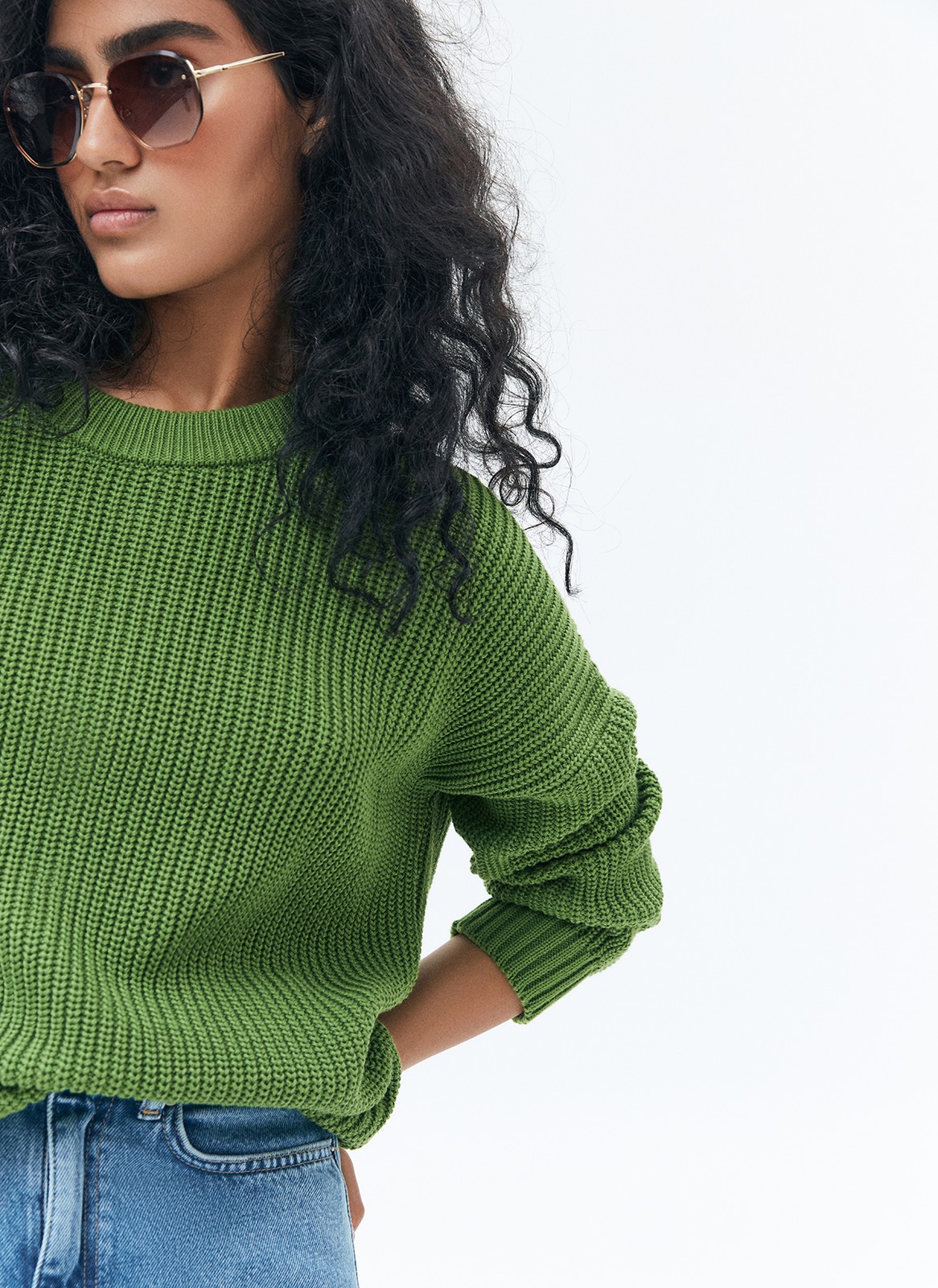 Свитер oversize, цвет: зеленый Allweneed Хлопковый свитер крупной вязки. Модель свободного силуэта, с круглой горловиной. Легко вписывается в весенний гардероб. Материал дышит и позволяет поддерживать оптимальный температурный режим. Мы рекомендуем носить его как самостоятельно, так и надеть под него футболку или рубашку. Это одна из наших любимых моделей для прогулок или уютных посиделок с подругой.