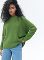 Свитер oversize, цвет: зеленый Allweneed Хлопковый свитер крупной вязки. Модель свободного силуэта, с круглой горловиной. Легко вписывается в весенний гардероб. Материал дышит и позволяет поддерживать оптимальный температурный режим. Мы рекомендуем носить его как самостоятельно, так и надеть под него футболку или рубашку. Это одна из наших любимых моделей для прогулок или уютных посиделок с подругой.