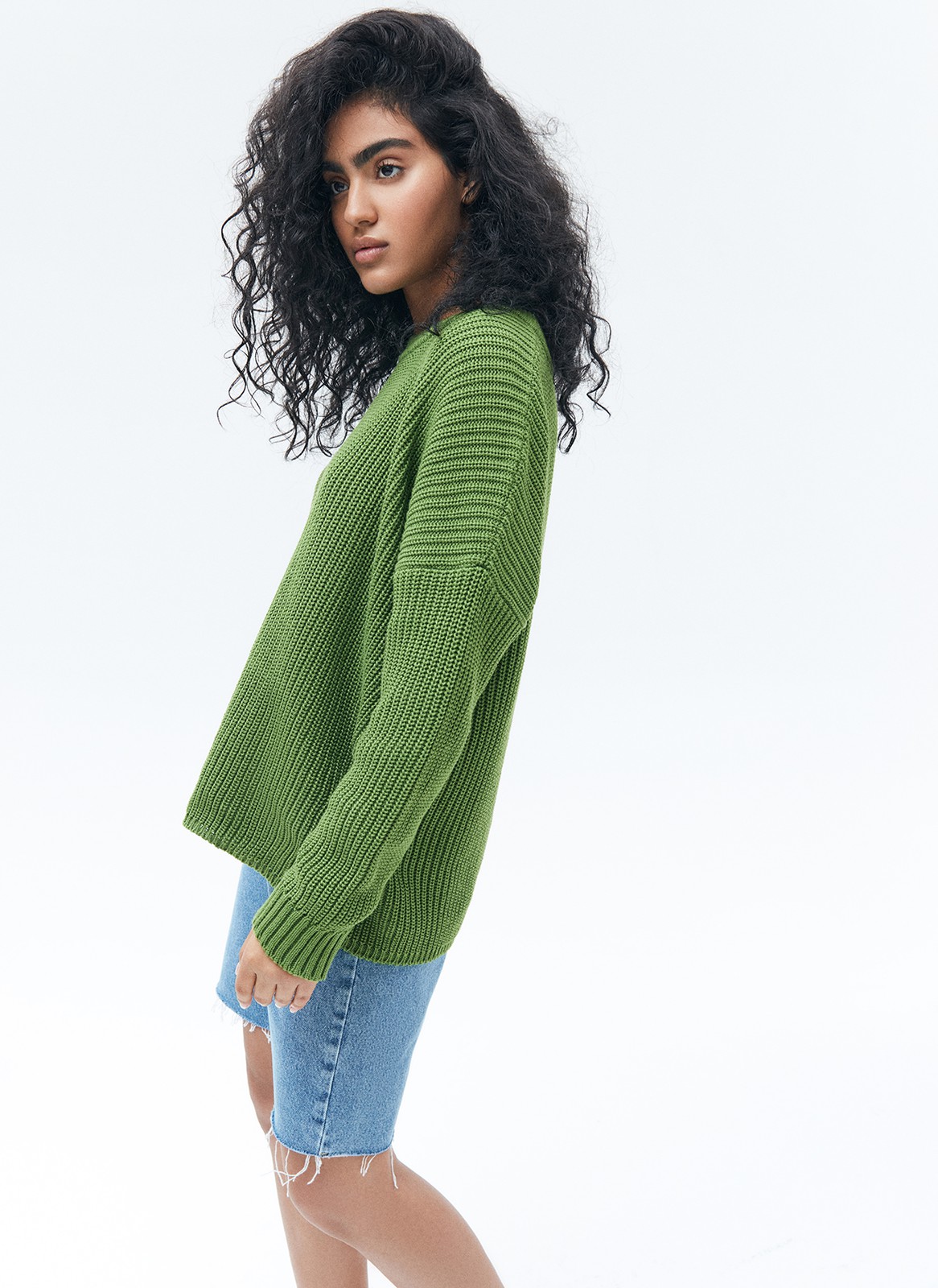 Свитер oversize, цвет: зеленый Allweneed Хлопковый свитер крупной вязки. Модель свободного силуэта, с круглой горловиной. Легко вписывается в весенний гардероб. Материал дышит и позволяет поддерживать оптимальный температурный режим. Мы рекомендуем носить его как самостоятельно, так и надеть под него футболку или рубашку. Это одна из наших любимых моделей для прогулок или уютных посиделок с подругой.