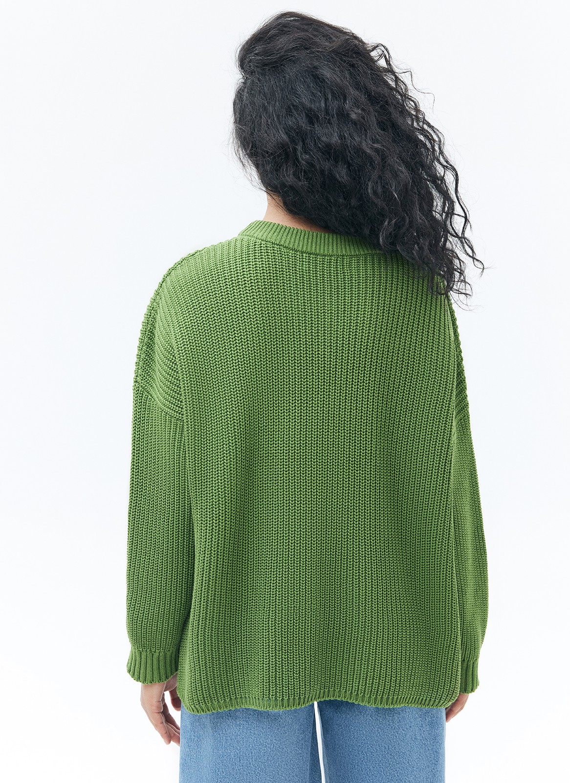 Свитер oversize, цвет: зеленый Allweneed Хлопковый свитер крупной вязки. Модель свободного силуэта, с круглой горловиной. Легко вписывается в весенний гардероб. Материал дышит и позволяет поддерживать оптимальный температурный режим. Мы рекомендуем носить его как самостоятельно, так и надеть под него футболку или рубашку. Это одна из наших любимых моделей для прогулок или уютных посиделок с подругой.