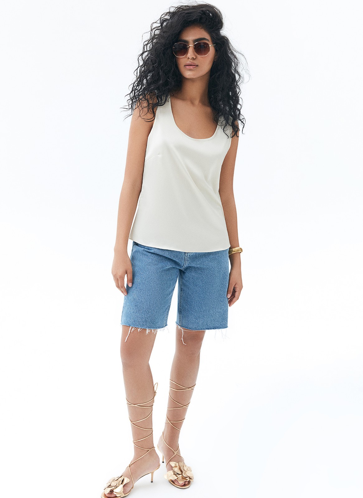 


Топ на широких бретелях. Лаконичная модель. Мы тщательно выбирали ткань с правильной плотностью, чтобы изделие прослужило вам долго. Широкие бретели, округлый вырез и вытачки для идеальной посадки. Носите с джинсами, шортами или романтичными юбками.