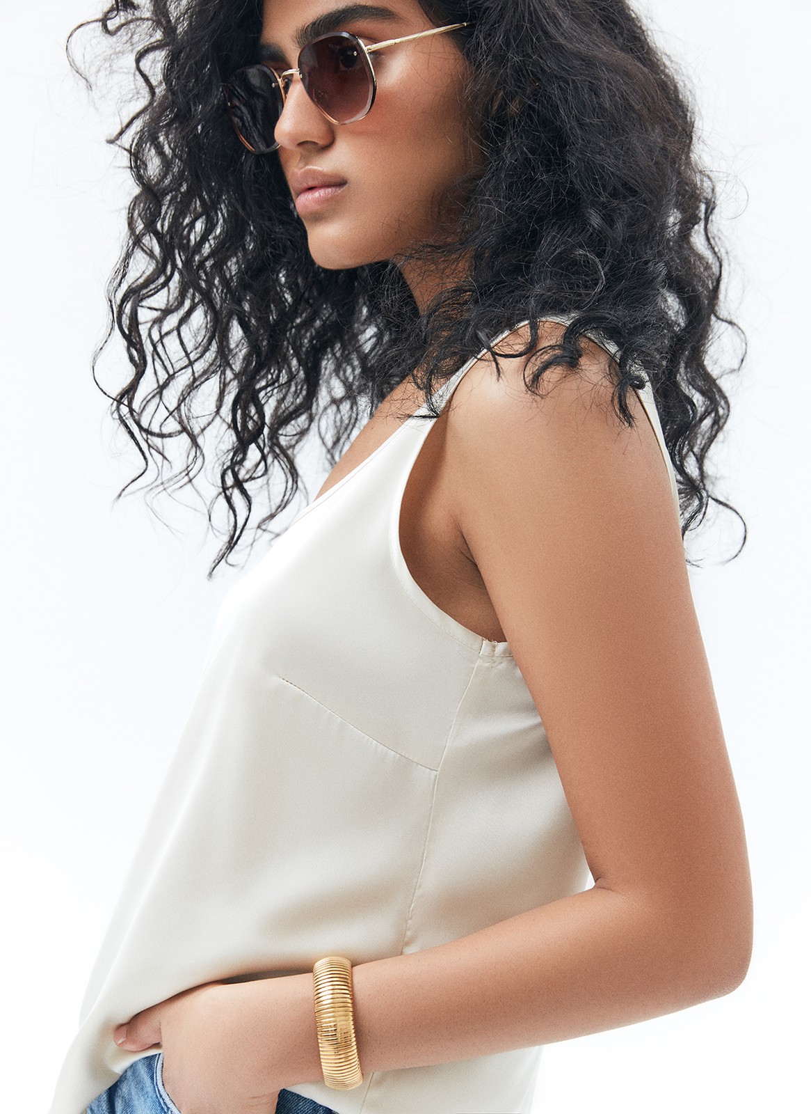 


Топ на широких бретелях. Лаконичная модель. Мы тщательно выбирали ткань с правильной плотностью, чтобы изделие прослужило вам долго. Широкие бретели, округлый вырез и вытачки для идеальной посадки. Носите с джинсами, шортами или романтичными юбками.