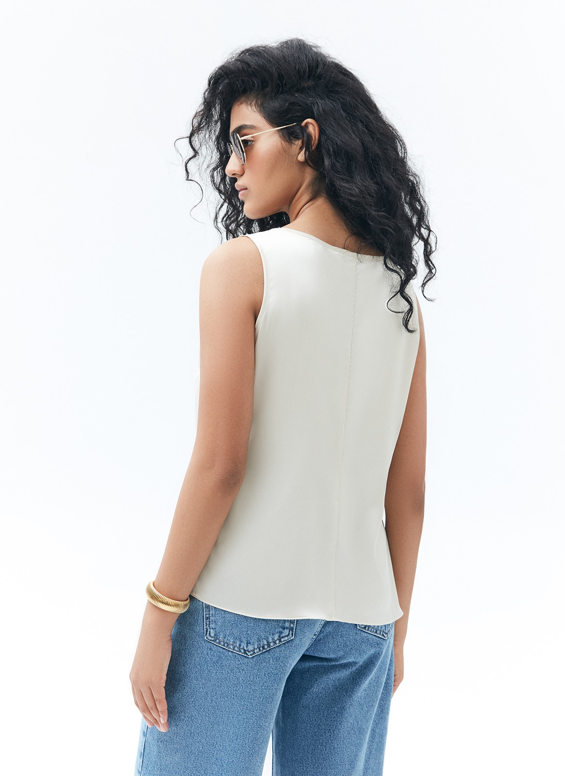 


Топ на широких бретелях. Лаконичная модель. Мы тщательно выбирали ткань с правильной плотностью, чтобы изделие прослужило вам долго. Широкие бретели, округлый вырез и вытачки для идеальной посадки. Носите с джинсами, шортами или романтичными юбками.