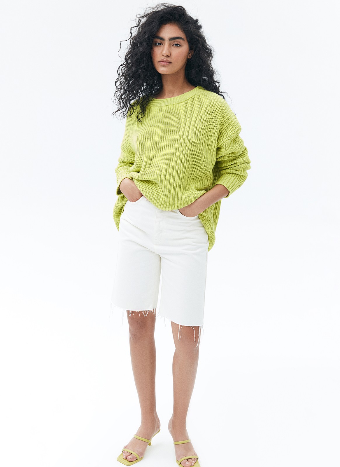 Хлопковый свитер крупной вязки. Модель свободного силуэта, с круглой горловиной. Легко вписывается в весенний гардероб. Материал дышит и позволяет поддерживать оптимальный температурный режим. Мы рекомендуем носить его как самостоятельно, так и надеть под него футболку или рубашку. Это одна из наших любимых моделей для прогулок или уютных посиделок с подругой.