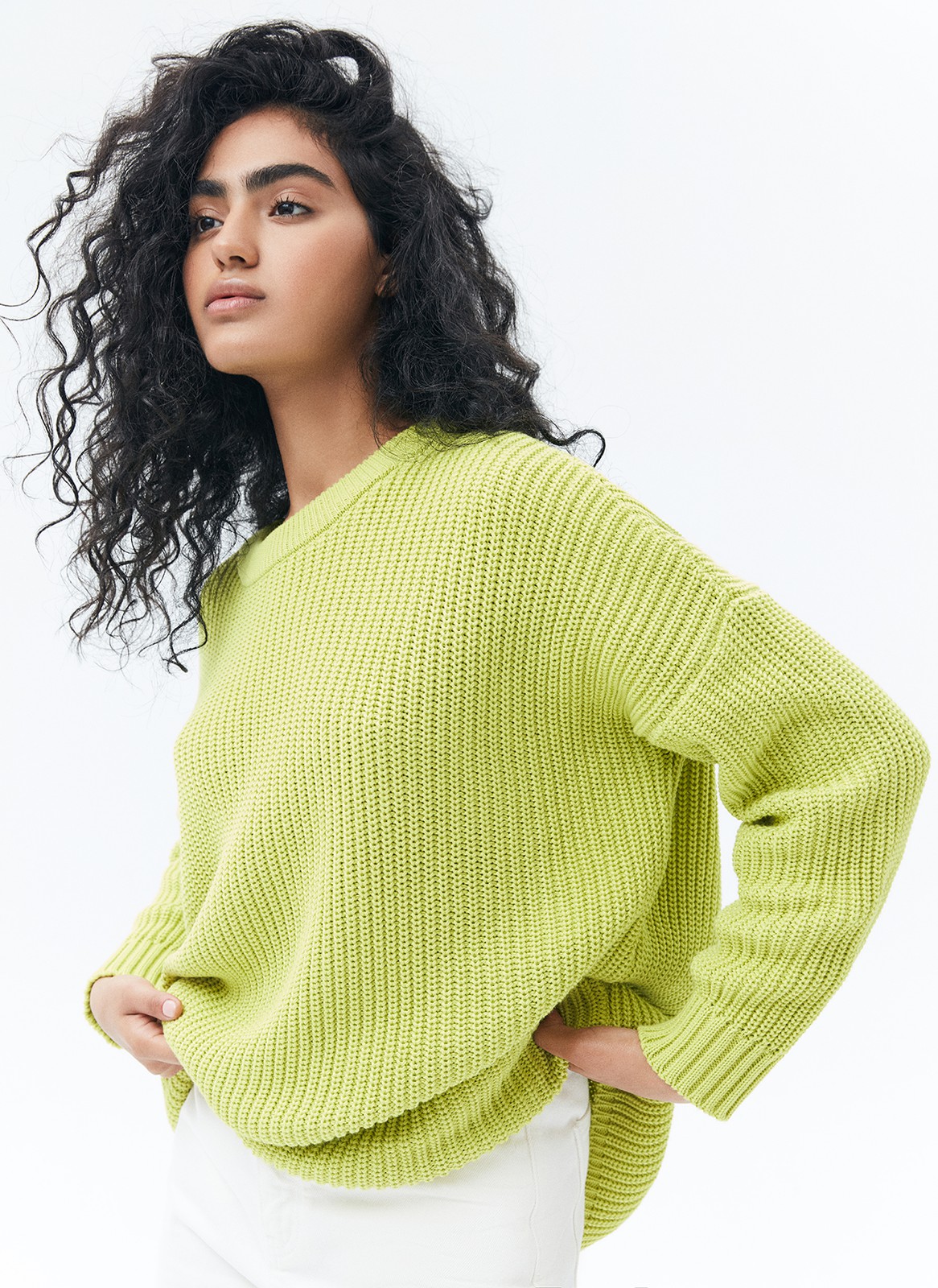 Хлопковый свитер крупной вязки. Модель свободного силуэта, с круглой горловиной. Легко вписывается в весенний гардероб. Материал дышит и позволяет поддерживать оптимальный температурный режим. Мы рекомендуем носить его как самостоятельно, так и надеть под него футболку или рубашку. Это одна из наших любимых моделей для прогулок или уютных посиделок с подругой.