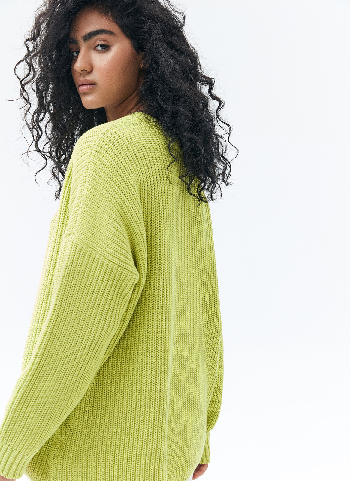 Хлопковый свитер крупной вязки. Модель свободного силуэта, с круглой горловиной. Легко вписывается в весенний гардероб. Материал дышит и позволяет поддерживать оптимальный температурный режим. Мы рекомендуем носить его как самостоятельно, так и надеть под него футболку или рубашку. Это одна из наших любимых моделей для прогулок или уютных посиделок с подругой.